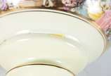 Duas peças de porcelana Dom Pedro decoradas com... - Duas peças de porcelana Dom Pedro decoradas com cenas românticas em policromia e realces dourados, sendo vaso e potiche.