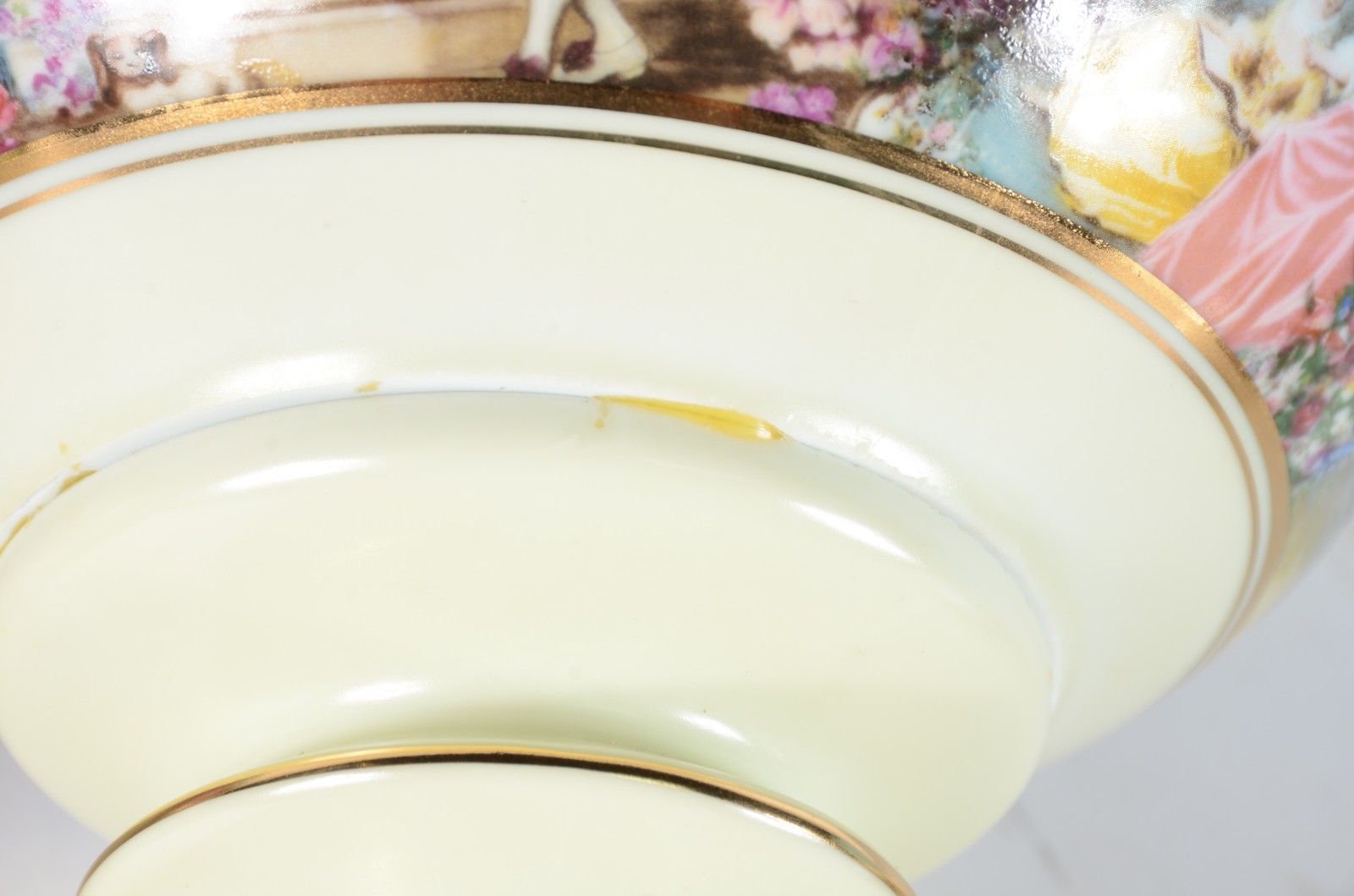 Duas peças de porcelana Dom Pedro decoradas com cenas românticas em... - foto 6 de 7
