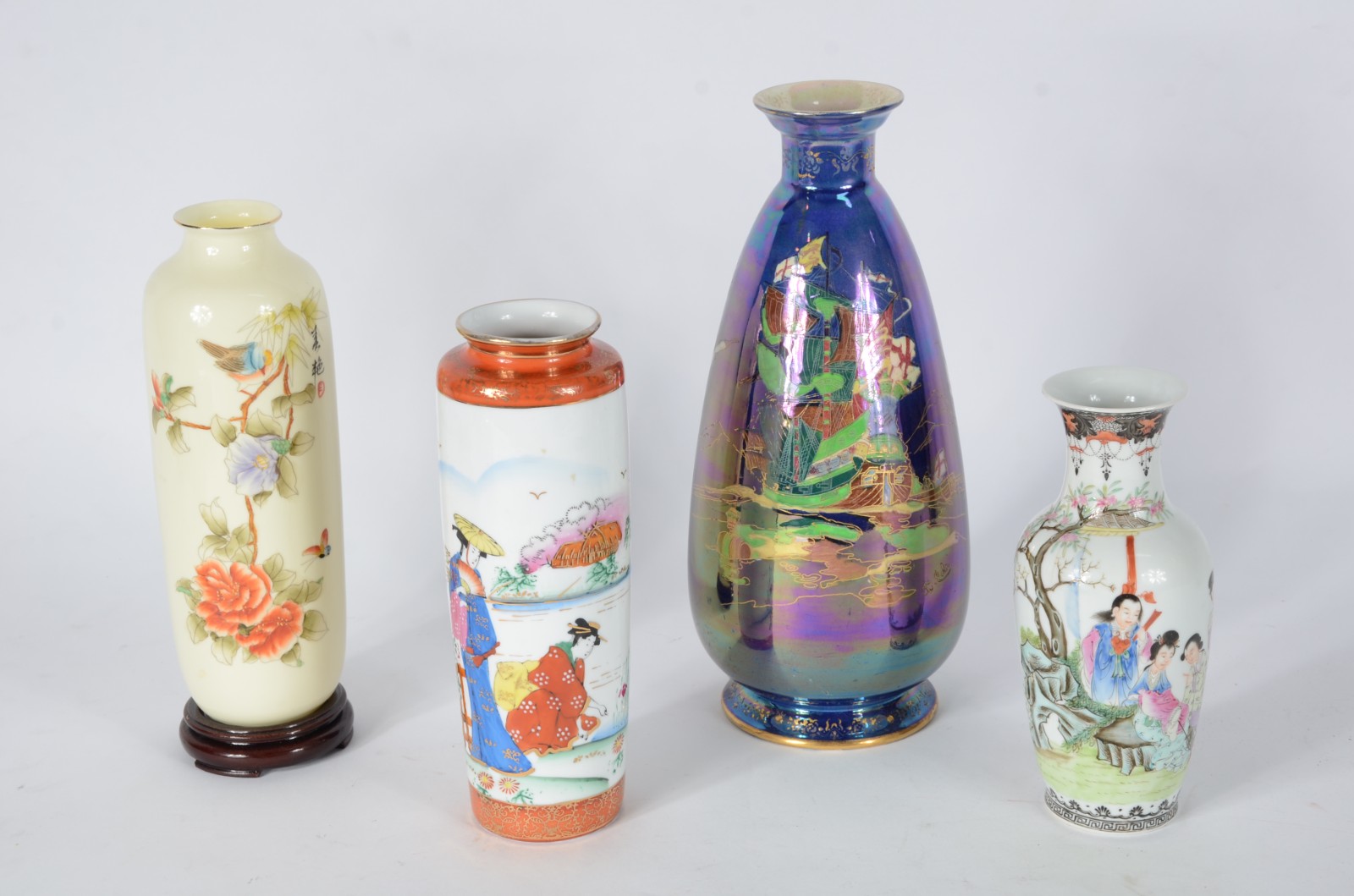 Quatro vasos de porcelana, sendo tres orientais e um ingles Royal... - foto 1 de 8