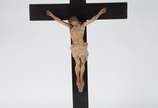 Crucifixo com figura de Cristo de madeira ental... - Crucifixo com figura de Cristo de madeira entalhada e policromada.
