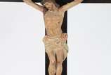 Crucifixo com figura de Cristo de madeira ental... - Crucifixo com figura de Cristo de madeira entalhada e policromada.