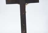 Crucifixo com figura de Cristo de madeira ental... - Crucifixo com figura de Cristo de madeira entalhada e policromada.