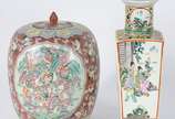 Duas peças, sendo:  vaso de porcelana oriental ... - Duas peças, sendo:  vaso de porcelana oriental feitio quadrangular (borda colada) e potiche fundo rouge de fer com aves e guerreiros em policromia.