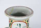 Duas peças, sendo:  vaso de porcelana oriental ... - Duas peças, sendo:  vaso de porcelana oriental feitio quadrangular (borda colada) e potiche fundo rouge de fer com aves e guerreiros em policromia.