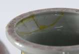 Duas peças, sendo:  vaso de porcelana oriental ... - Duas peças, sendo:  vaso de porcelana oriental feitio quadrangular (borda colada) e potiche fundo rouge de fer com aves e guerreiros em policromia.