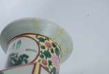 Duas peças, sendo:  vaso de porcelana oriental ... - Duas peças, sendo:  vaso de porcelana oriental feitio quadrangular (borda colada) e potiche fundo rouge de fer com aves e guerreiros em policromia.