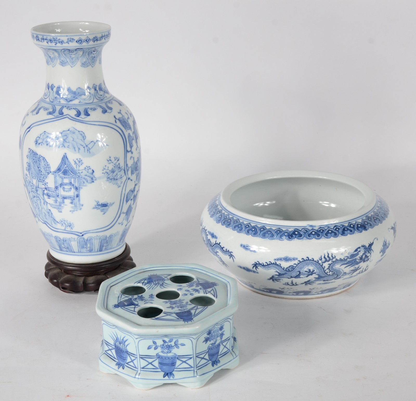 Três peças de porcelana oriental azul e branca, sendo bowl, vaso com... - foto 1 de 10