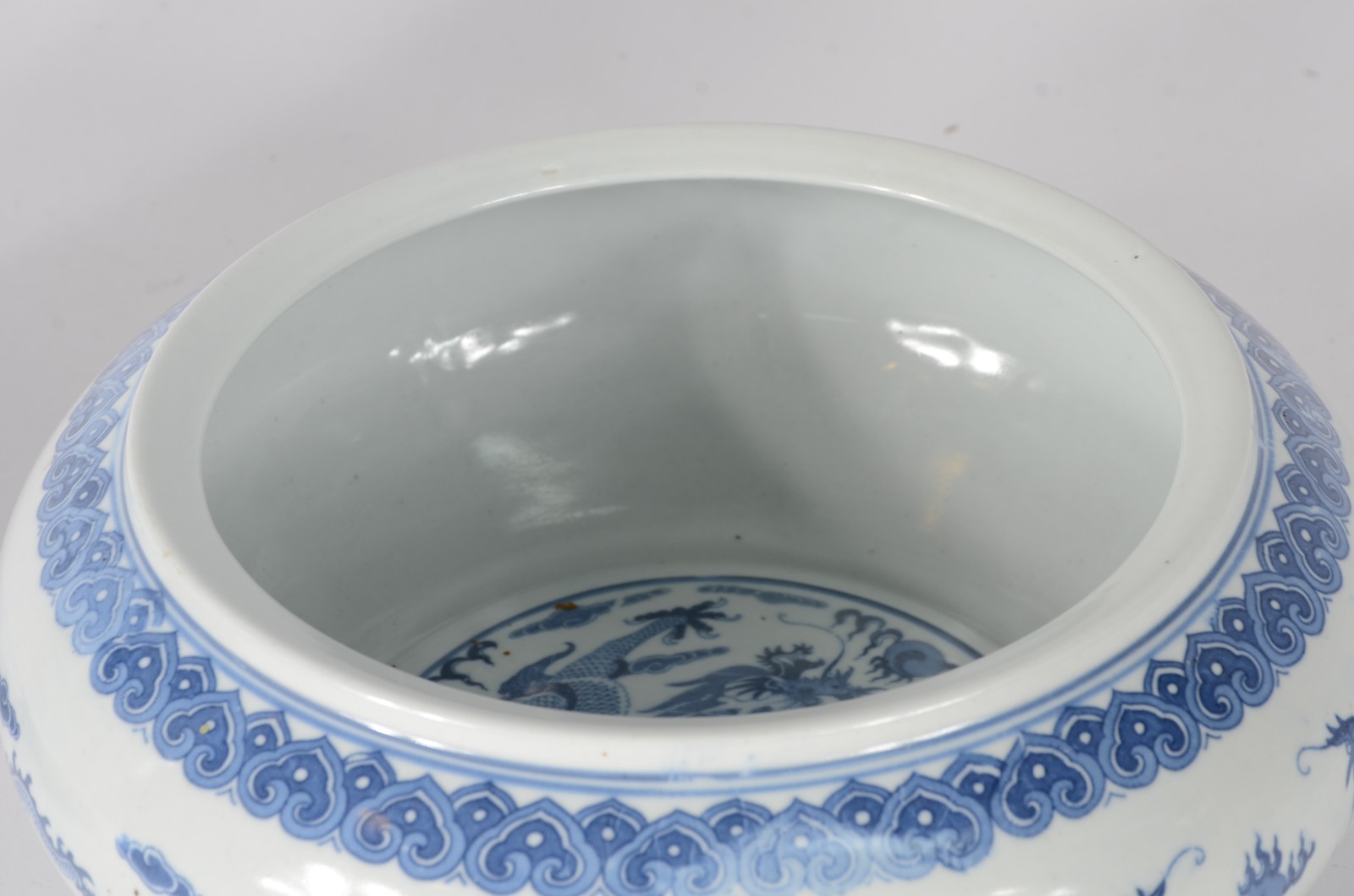 Três peças de porcelana oriental azul e branca, sendo bowl, vaso com... - foto 2 de 10