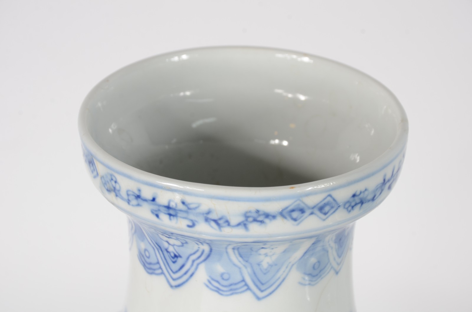 Três peças de porcelana oriental azul e branca, sendo bowl, vaso com... - foto 3 de 10