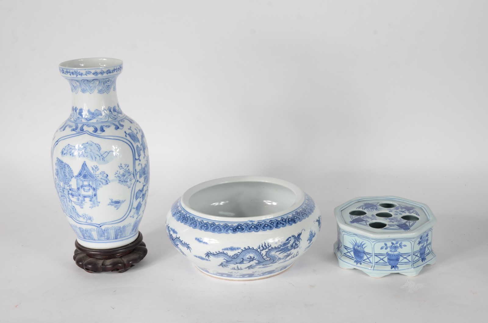 Três peças de porcelana oriental azul e branca, sendo bowl, vaso com... - foto 4 de 10