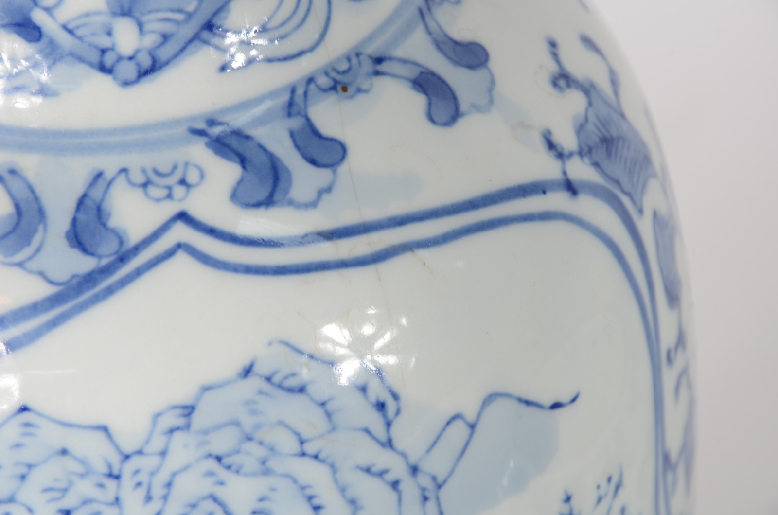 Três peças de porcelana oriental azul e branca, sendo bowl, vaso com... - foto 5 de 10
