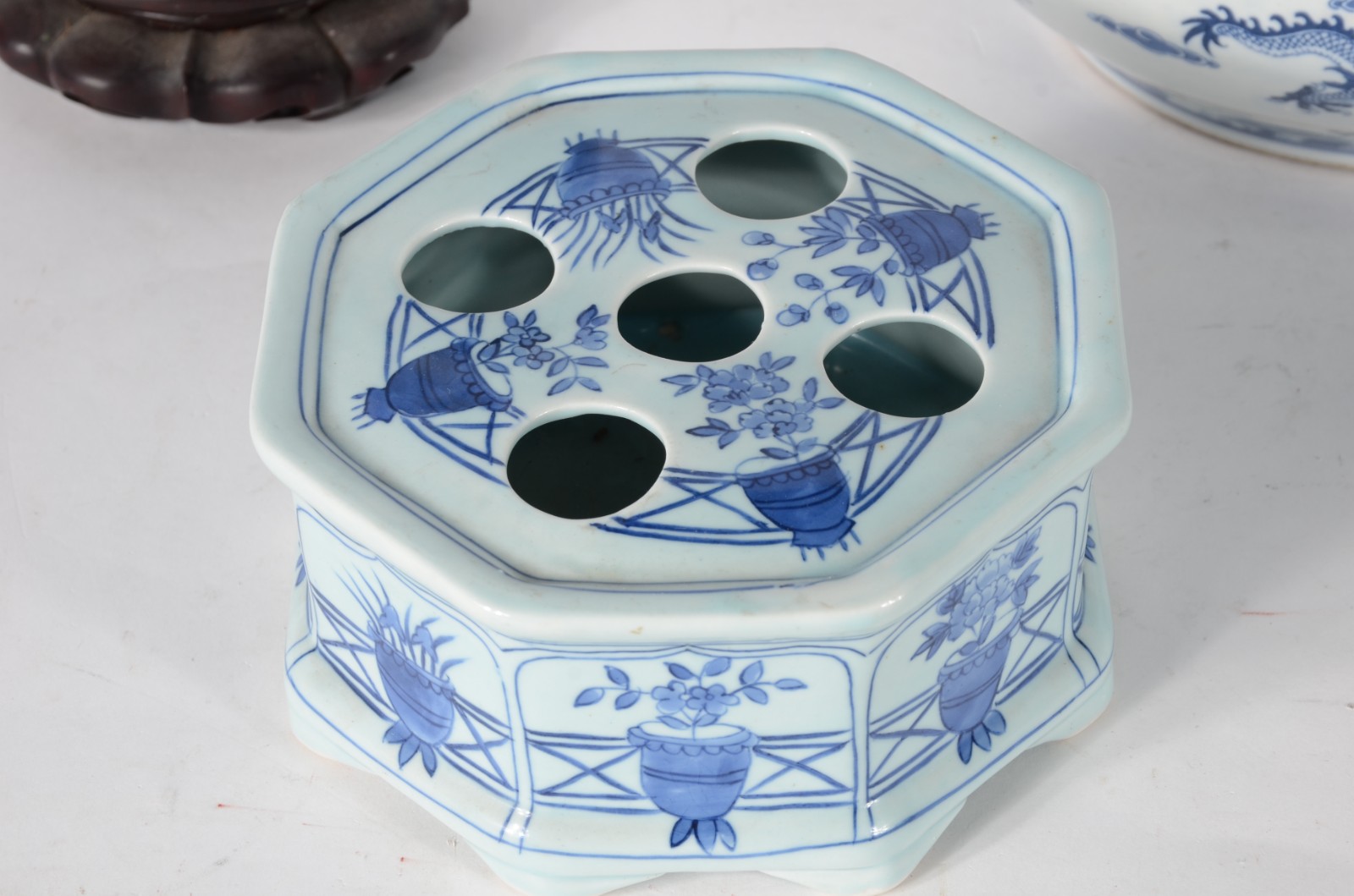 Três peças de porcelana oriental azul e branca, sendo bowl, vaso com... - foto 6 de 10