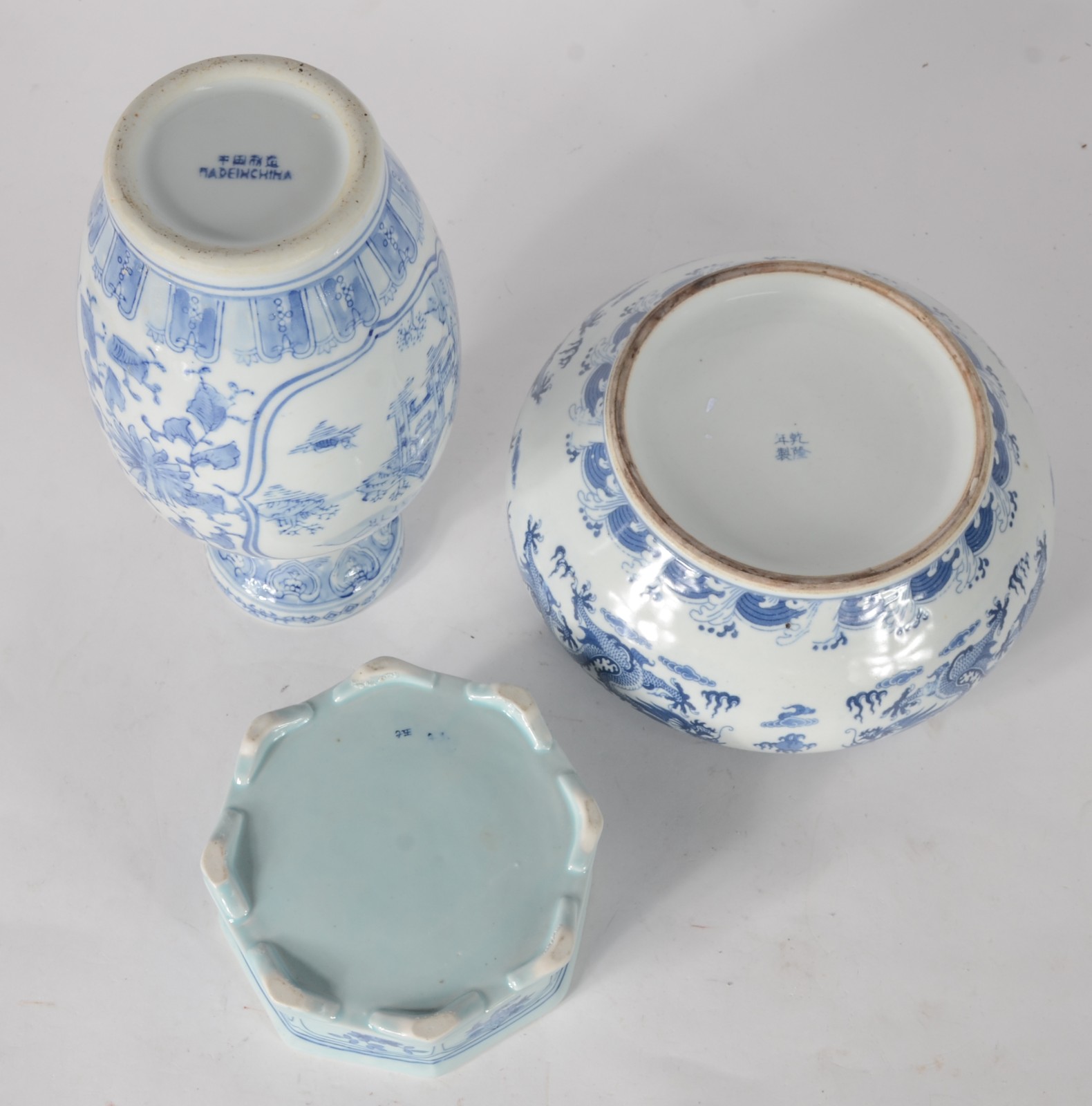 Três peças de porcelana oriental azul e branca, sendo bowl, vaso com... - foto 7 de 10