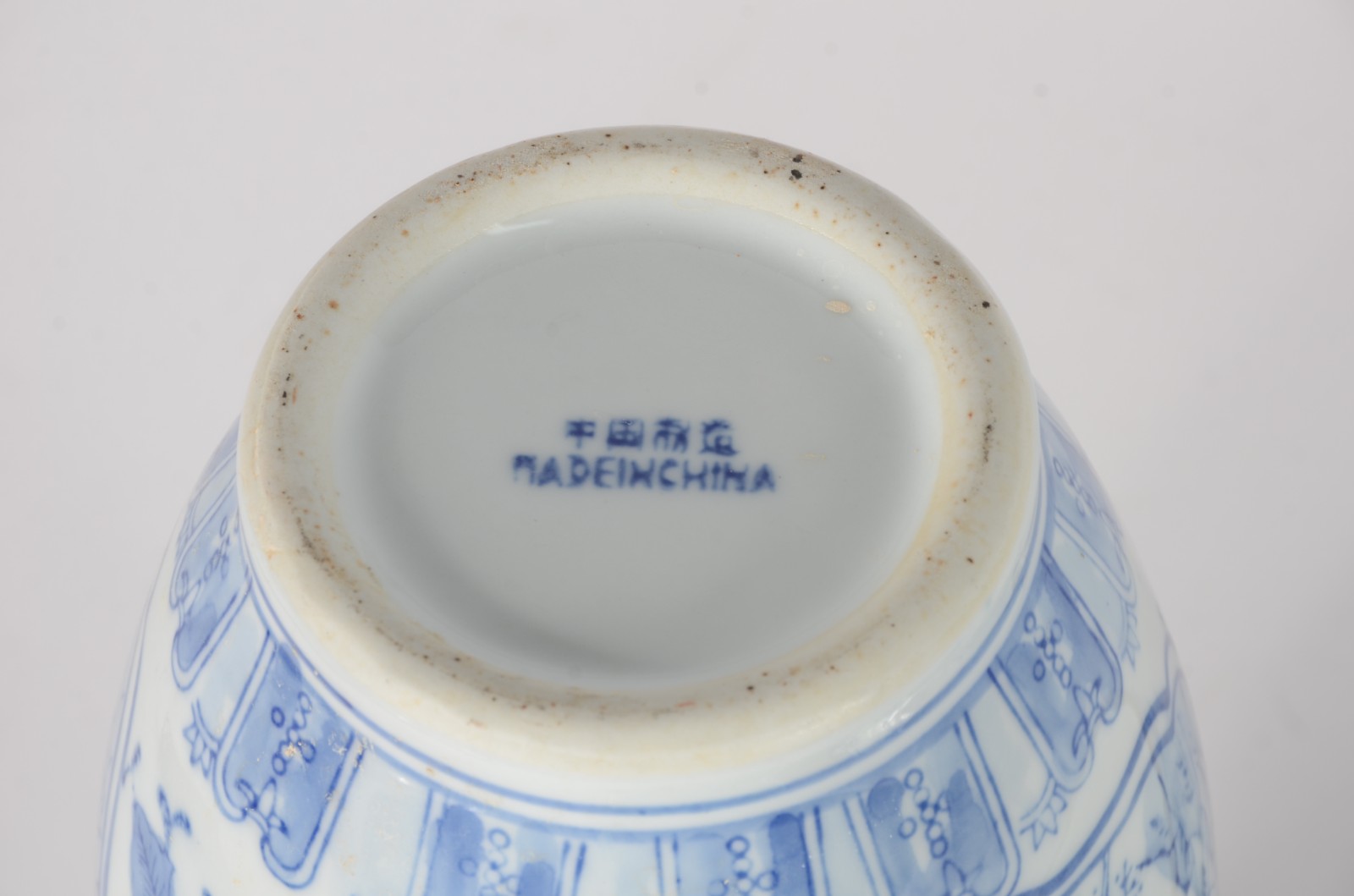 Três peças de porcelana oriental azul e branca, sendo bowl, vaso com... - foto 8 de 10