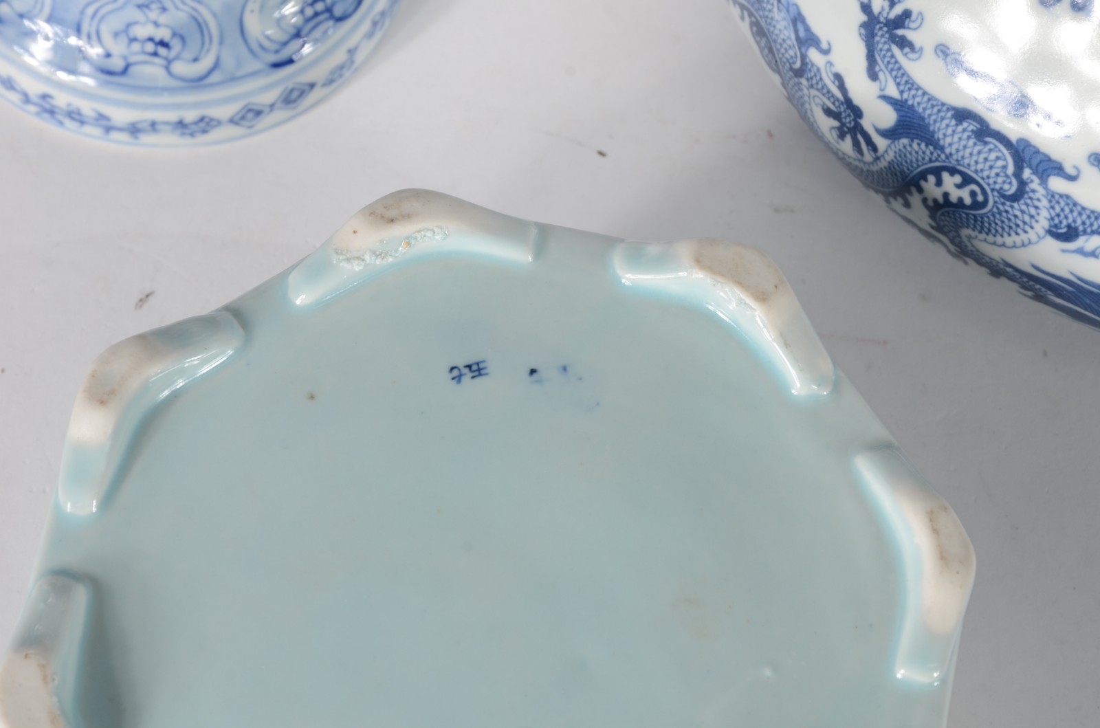 Três peças de porcelana oriental azul e branca, sendo bowl, vaso com... - foto 10 de 10