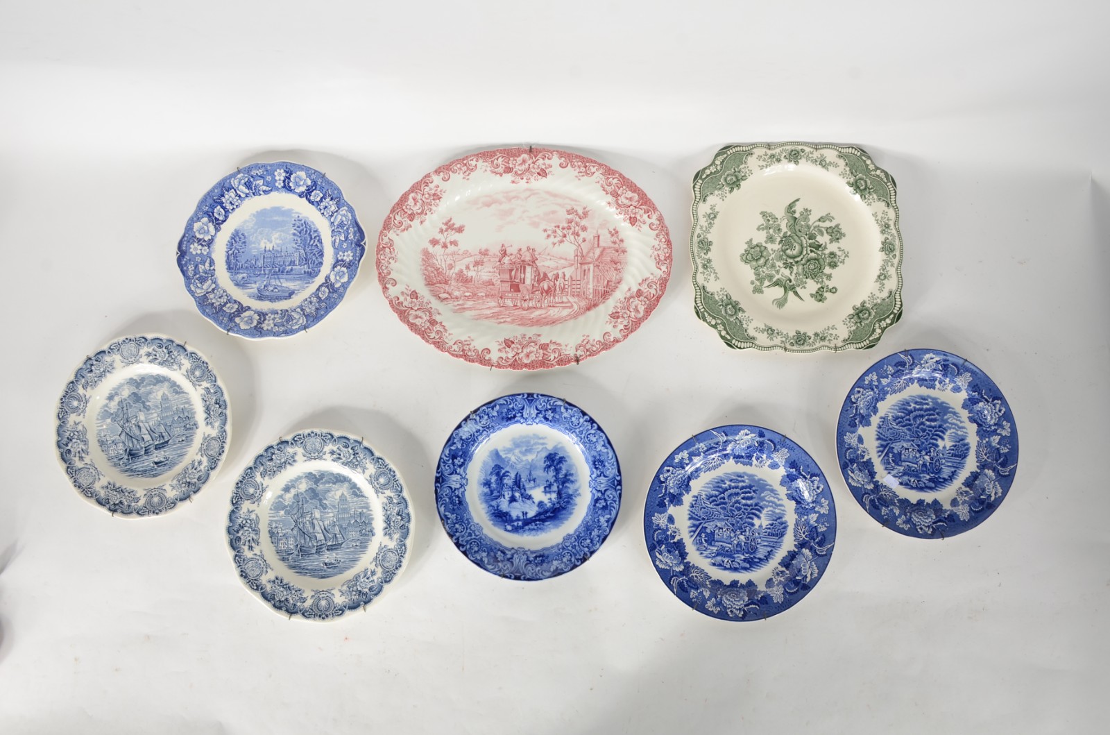 Conjunto com 8 pratos/ travessas de faiança inglesa, sendo seis... - foto 1 de 8