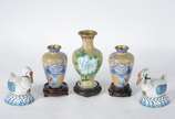 Cinco peças de cloisonné chines, sendo: par de ... - Cinco peças de cloisonné chines, sendo: par de patos nas cores azul e branca, em duas partes; par de vasos menores com flores azuis sobre fundo ...