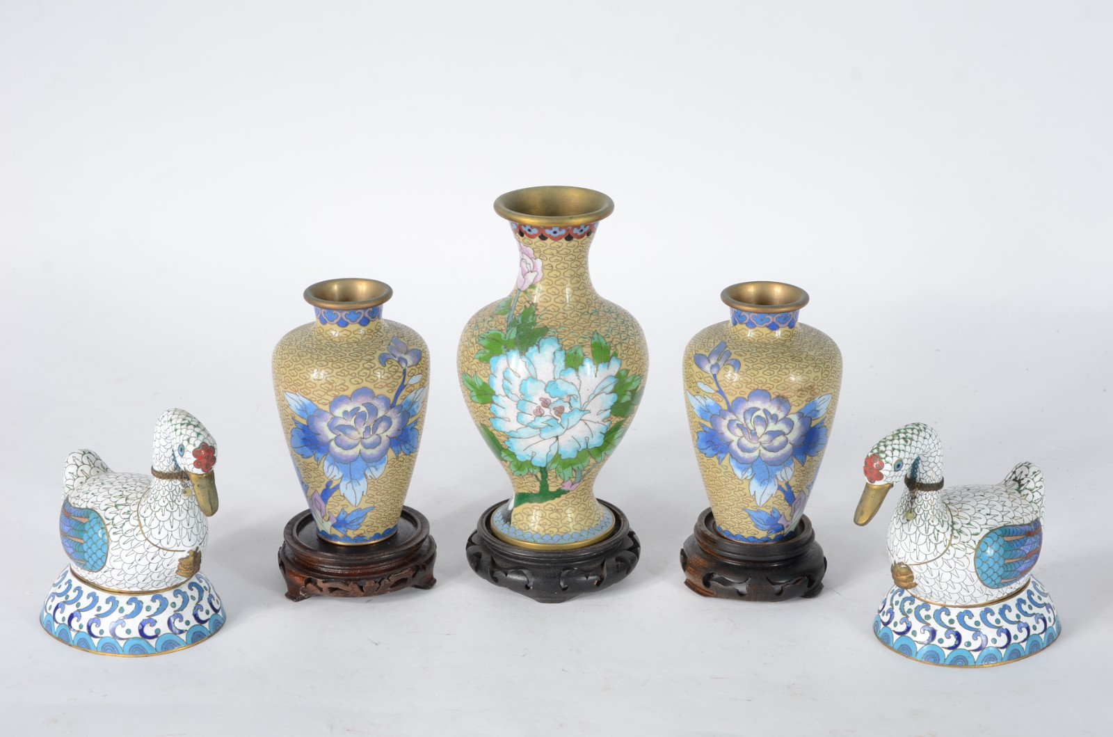 Cinco peças de cloisonné chines, sendo: par de patos nas cores azul e... - foto 1 de 7