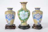 Cinco peças de cloisonné chines, sendo: par de ... - Cinco peças de cloisonné chines, sendo: par de patos nas cores azul e branca, em duas partes; par de vasos menores com flores azuis sobre fundo ...