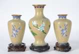 Cinco peças de cloisonné chines, sendo: par de ... - Cinco peças de cloisonné chines, sendo: par de patos nas cores azul e branca, em duas partes; par de vasos menores com flores azuis sobre fundo ...