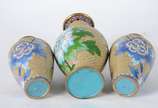 Cinco peças de cloisonné chines, sendo: par de ... - Cinco peças de cloisonné chines, sendo: par de patos nas cores azul e branca, em duas partes; par de vasos menores com flores azuis sobre fundo ...