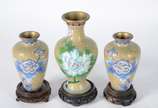 Cinco peças de cloisonné chines, sendo: par de ... - Cinco peças de cloisonné chines, sendo: par de patos nas cores azul e branca, em duas partes; par de vasos menores com flores azuis sobre fundo ...