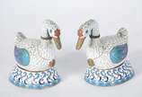 Cinco peças de cloisonné chines, sendo: par de ... - Cinco peças de cloisonné chines, sendo: par de patos nas cores azul e branca, em duas partes; par de vasos menores com flores azuis sobre fundo ...