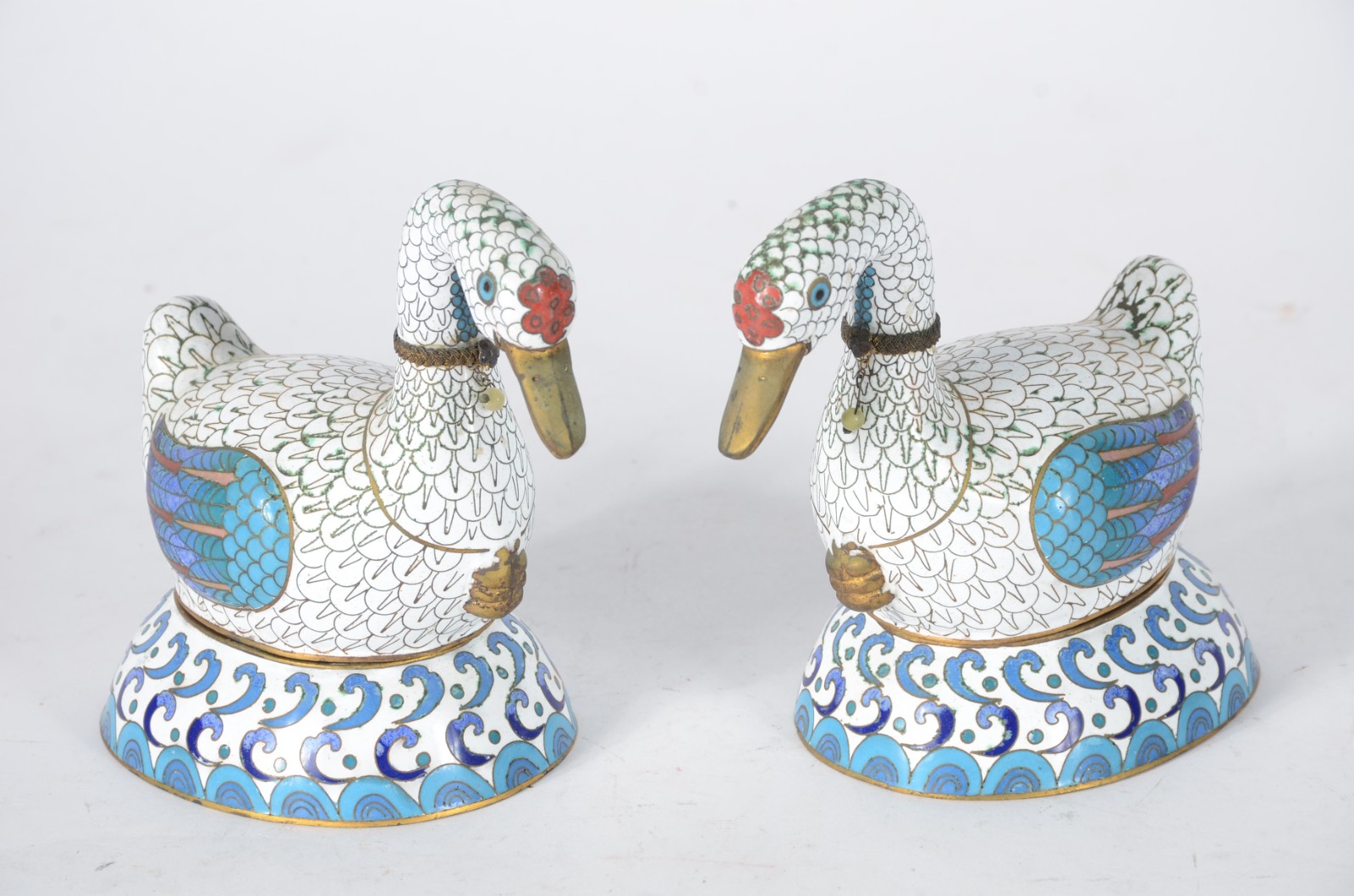 Cinco peças de cloisonné chines, sendo: par de patos nas cores azul e... - foto 6 de 7