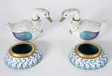 Cinco peças de cloisonné chines, sendo: par de ... - Cinco peças de cloisonné chines, sendo: par de patos nas cores azul e branca, em duas partes; par de vasos menores com flores azuis sobre fundo ...