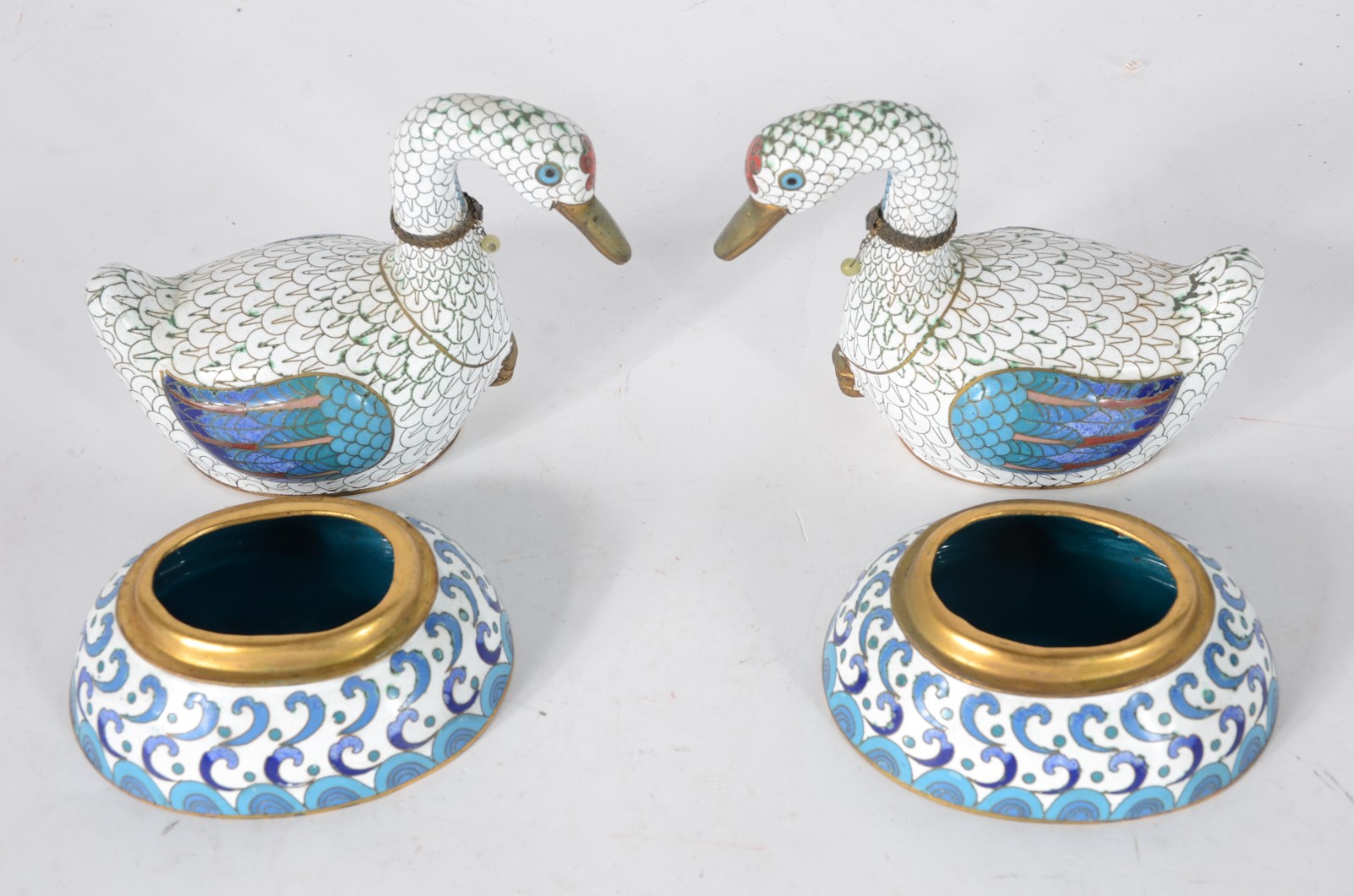 Cinco peças de cloisonné chines, sendo: par de patos nas cores azul e... - foto 7 de 7
