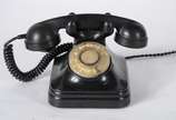 Antigo telefone em baquelite preto. - Antigo telefone em baquelite preto.