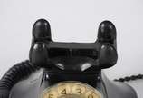 Antigo telefone em baquelite preto. - Antigo telefone em baquelite preto.