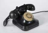 Antigo telefone em baquelite preto. - Antigo telefone em baquelite preto.