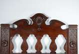 Laubisch-Hirth (1914),  - Conjunto de cama de solteiro e mesa de cabeceira de madeira nobre, detalhes entalhados.