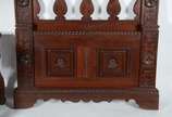 Laubisch-Hirth (1914),  - Conjunto de cama de solteiro e mesa de cabeceira de madeira nobre, detalhes entalhados.