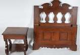 Laubisch-Hirth (1914),  - Conjunto de cama de solteiro e mesa de cabeceira de madeira nobre, detalhes entalhados.