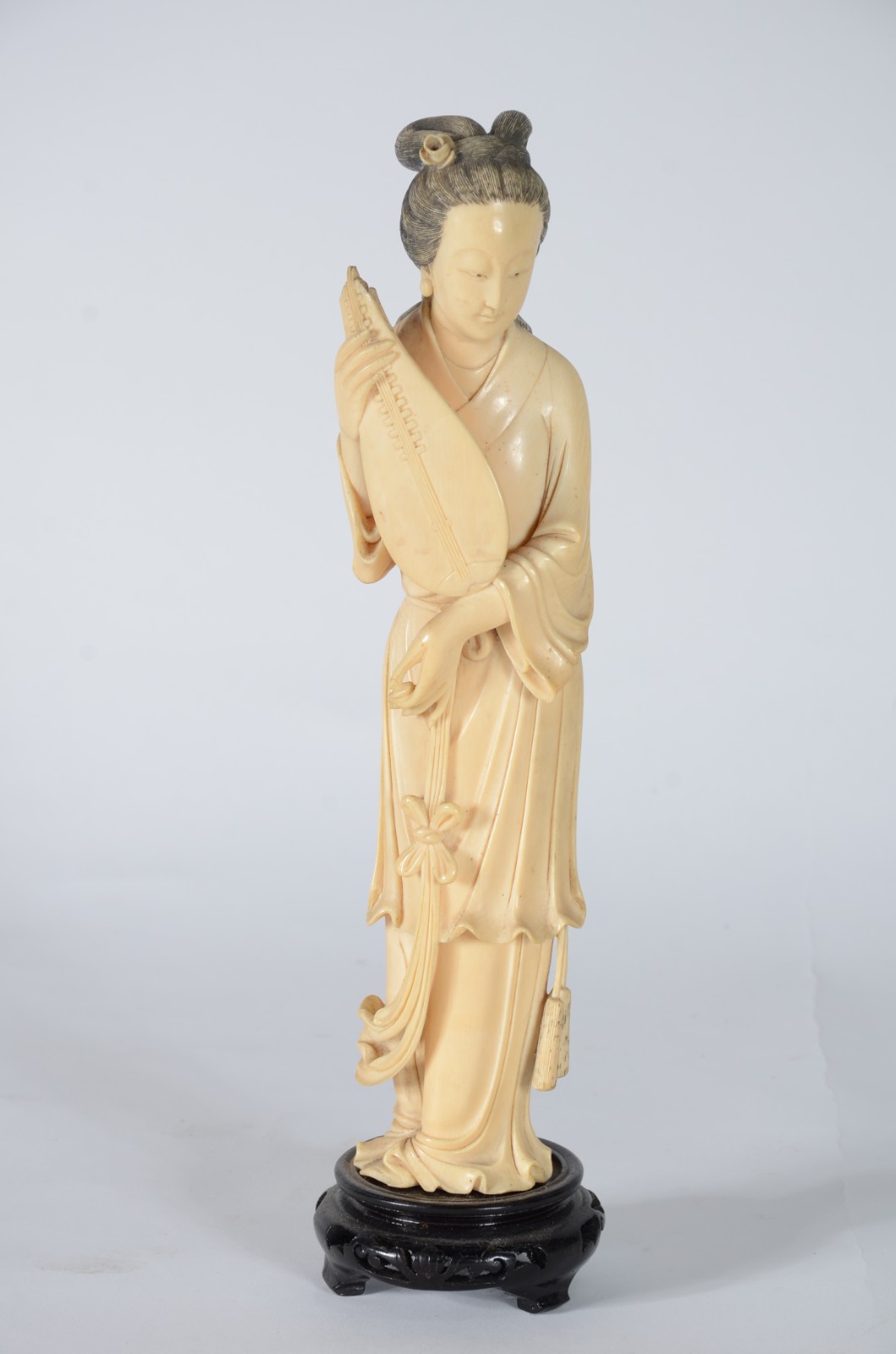 Estatueta de marfim representando gueixa com instrumento musical... - foto 1 de 5