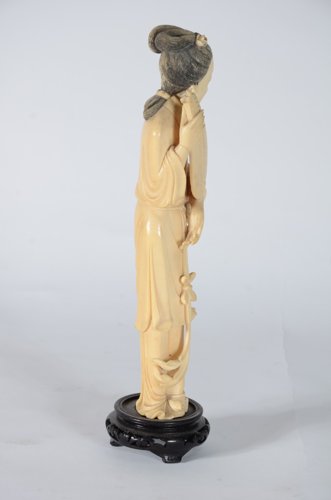 Estatueta de marfim representando gueixa com instrumento musical... - foto 2 de 5