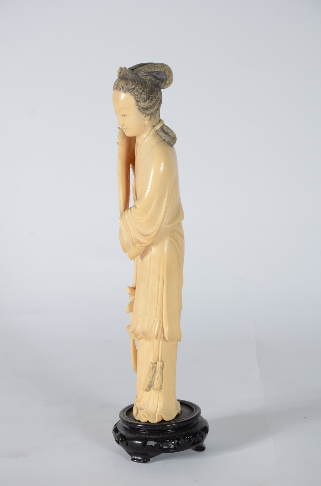 Estatueta de marfim representando gueixa com instrumento musical... - foto 4 de 5