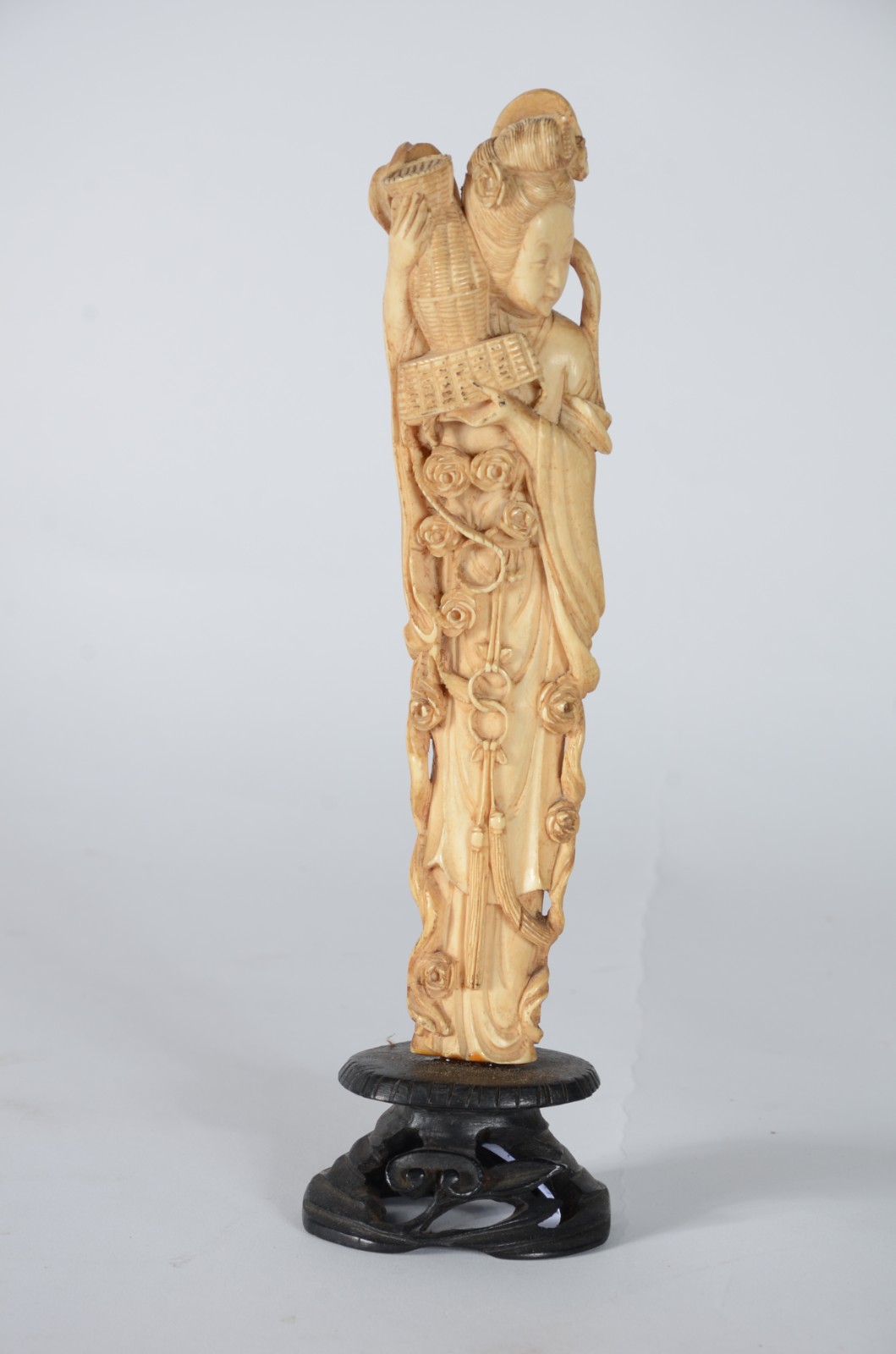 Escultura de marfim representando gueixa, base de madeira. - foto 1 de 6