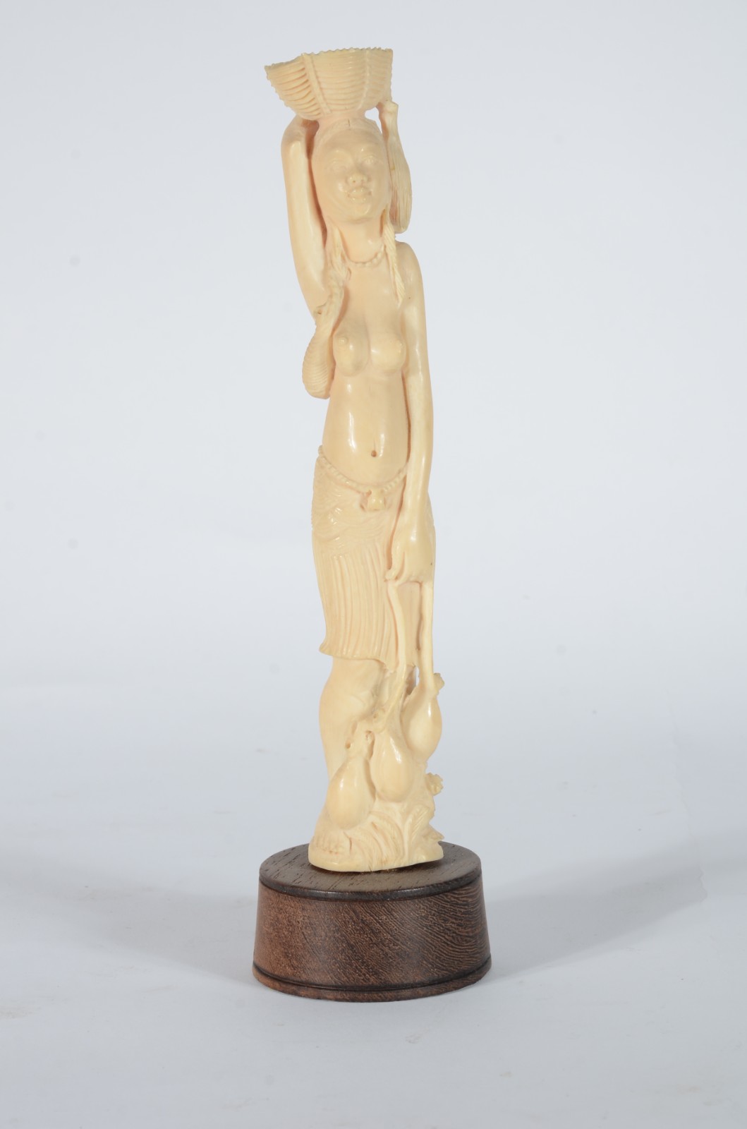 Estatueta de marfim africano representando figura feminina com cesto... - foto 1 de 7