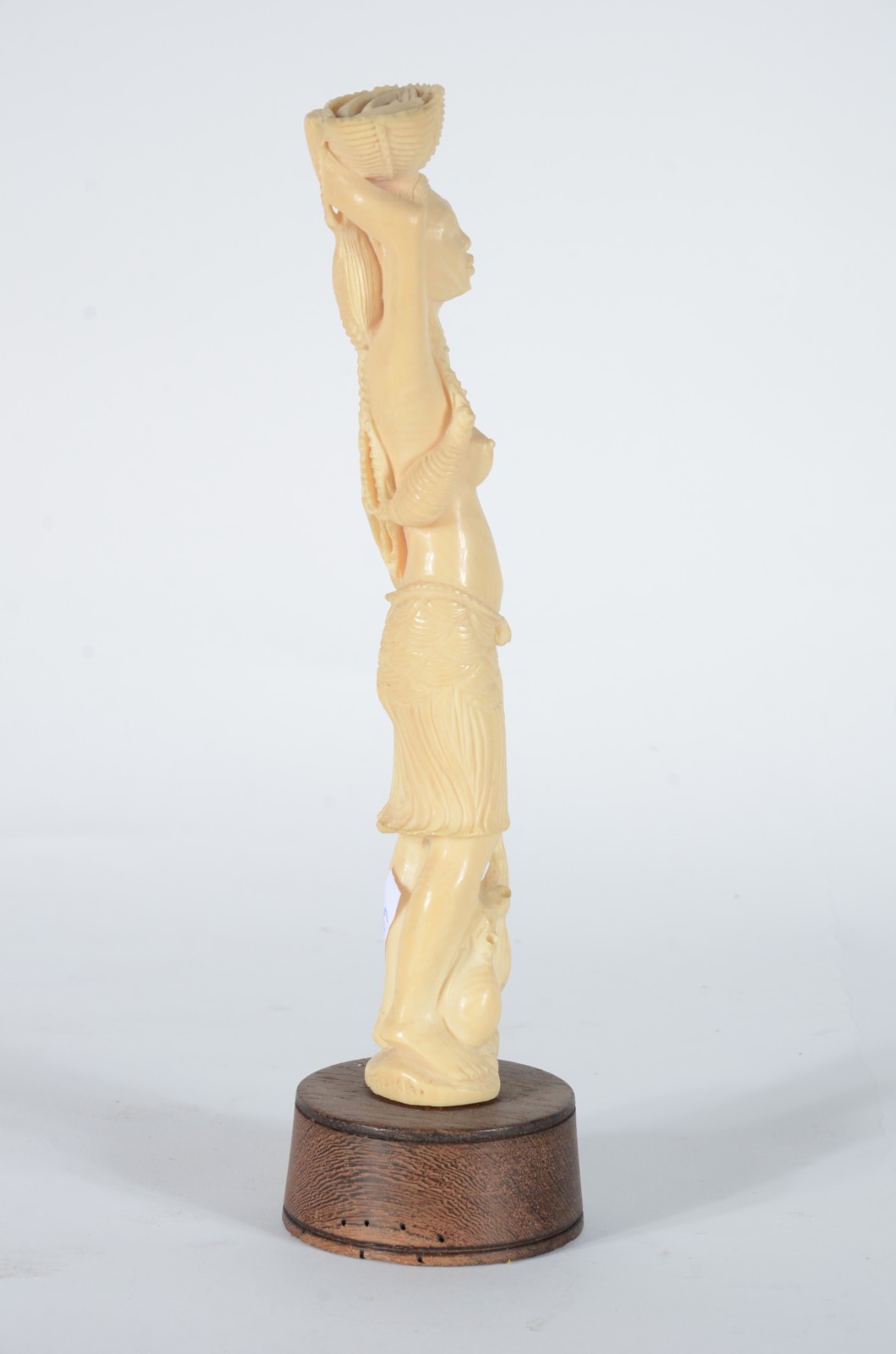 Estatueta de marfim africano representando figura feminina com cesto... - foto 3 de 7