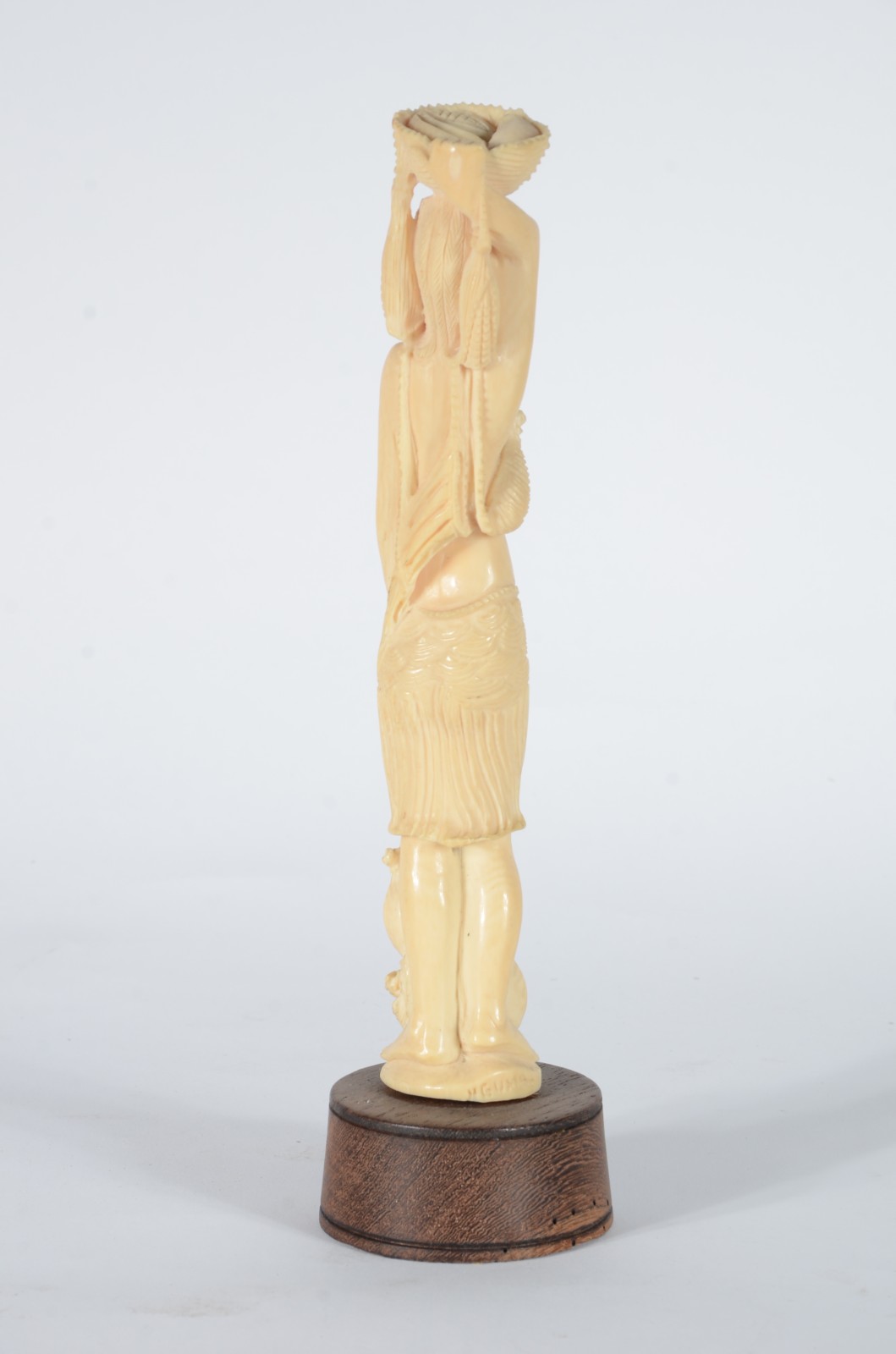 Estatueta de marfim africano representando figura feminina com cesto... - foto 4 de 7