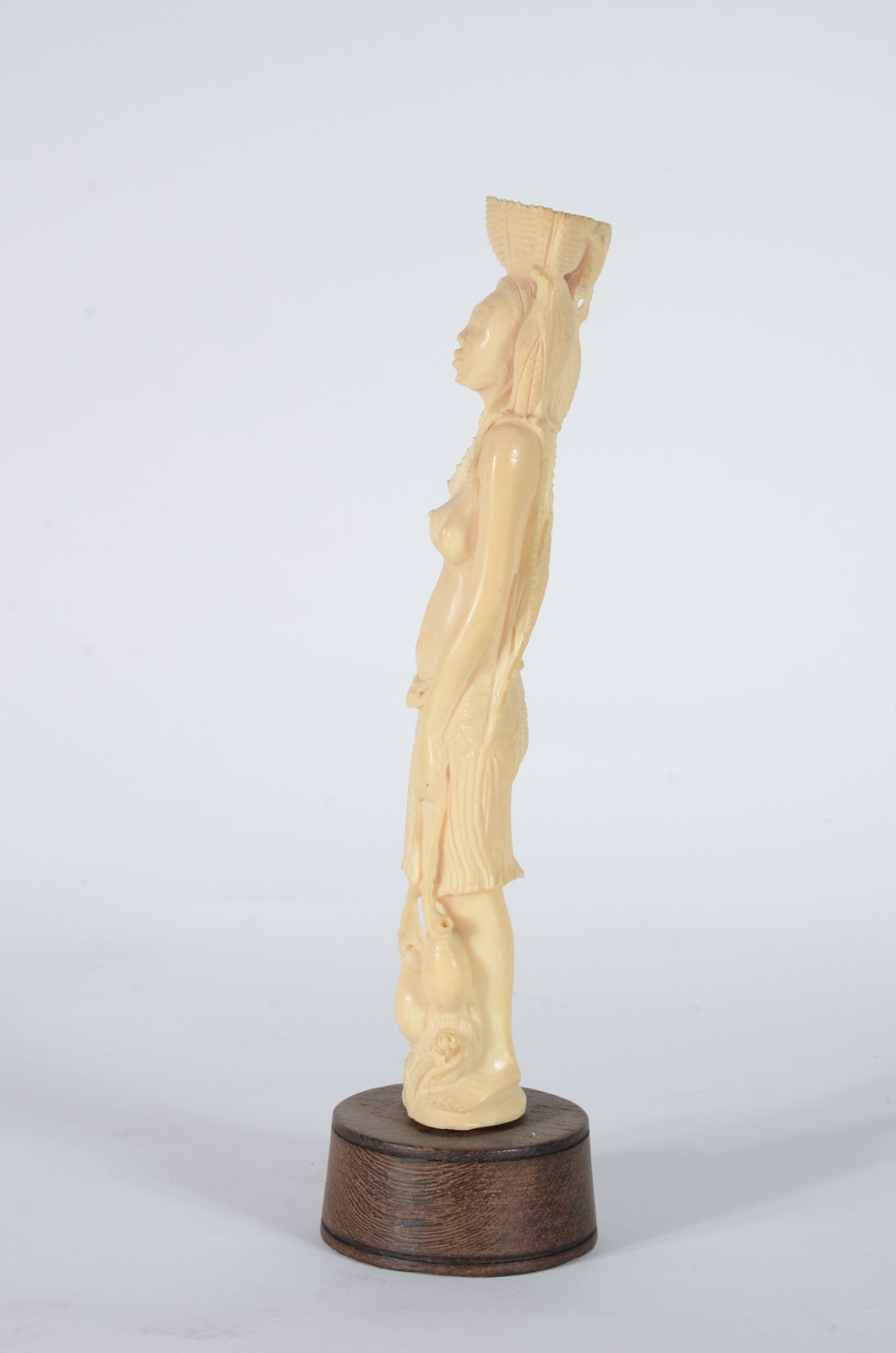Estatueta de marfim africano representando figura feminina com cesto... - foto 5 de 7