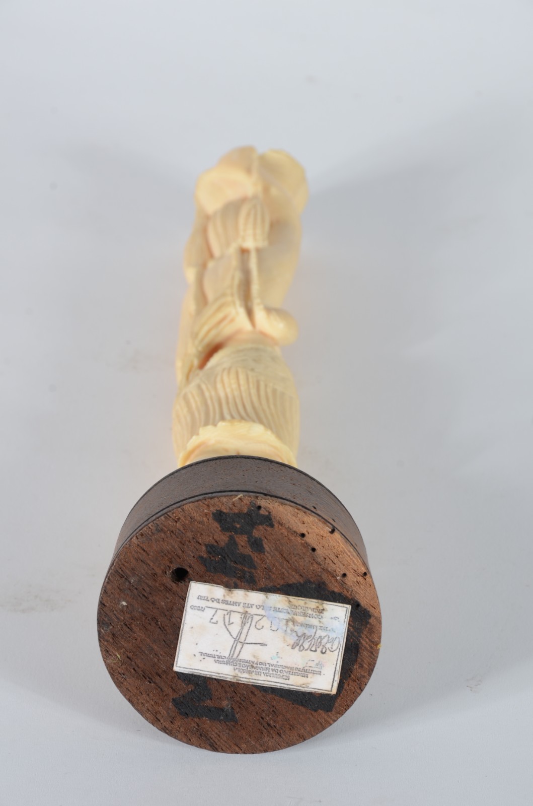Estatueta de marfim africano representando figura feminina com cesto... - foto 6 de 7