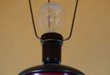 Par de abatjoures de cerâmica vermelha, acompan... - Par de abatjoures de cerâmica vermelha, acompanham cúpulas na cor bege. Desgastes.