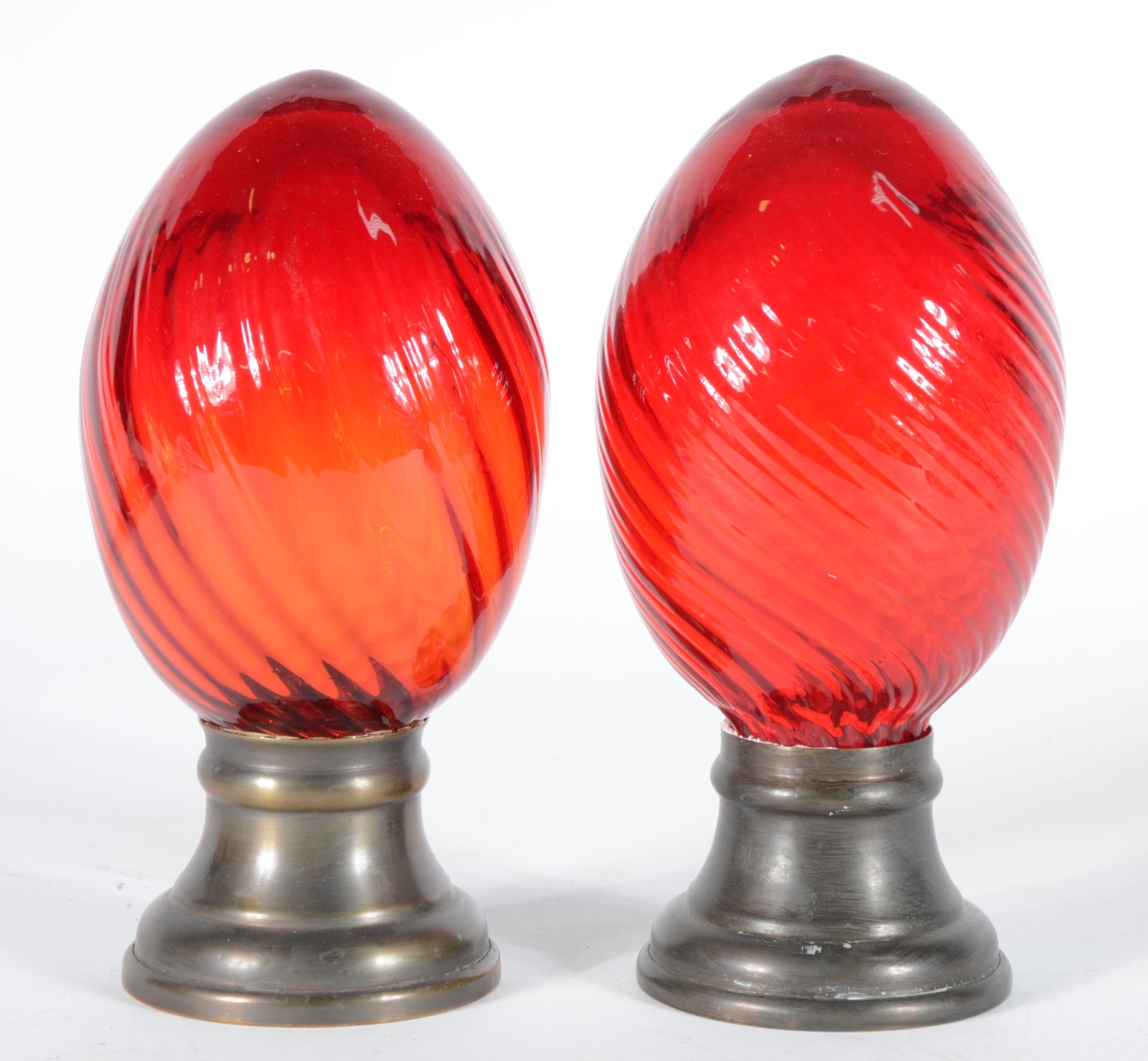 Par de pinhas de vidro vermelho, bases de metal. - foto 1 de 3