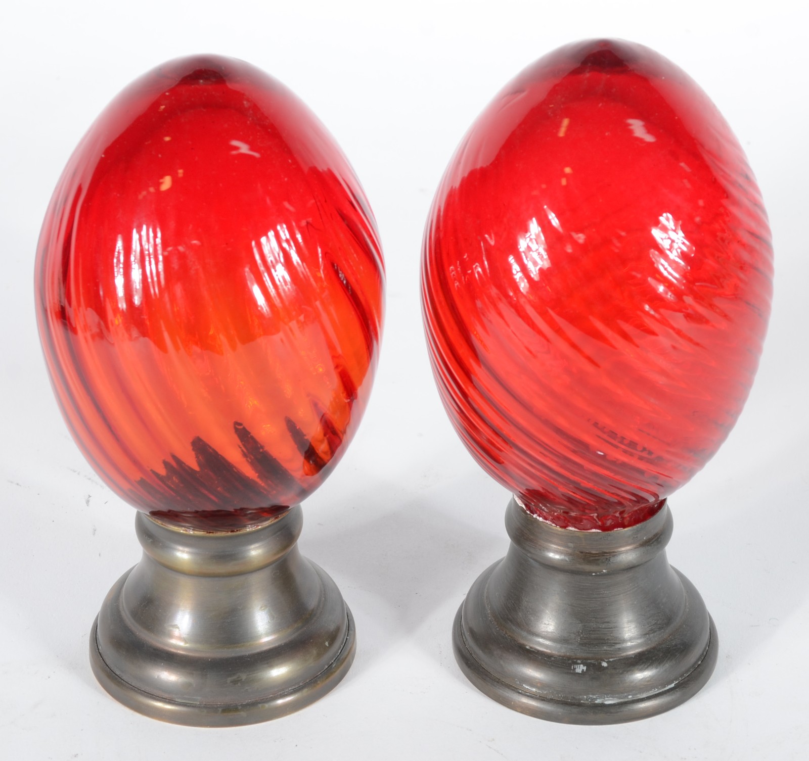 Par de pinhas de vidro vermelho, bases de metal. - foto 2 de 3