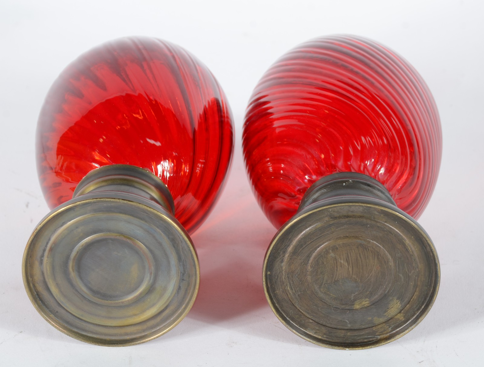Par de pinhas de vidro vermelho, bases de metal. - foto 3 de 3