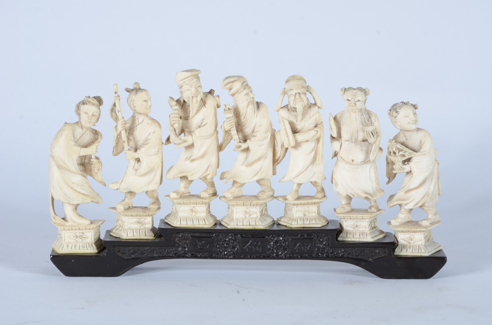 Conjunto com 7 estatuetas de marfim oriental, base de madeira. - foto 1 de 7